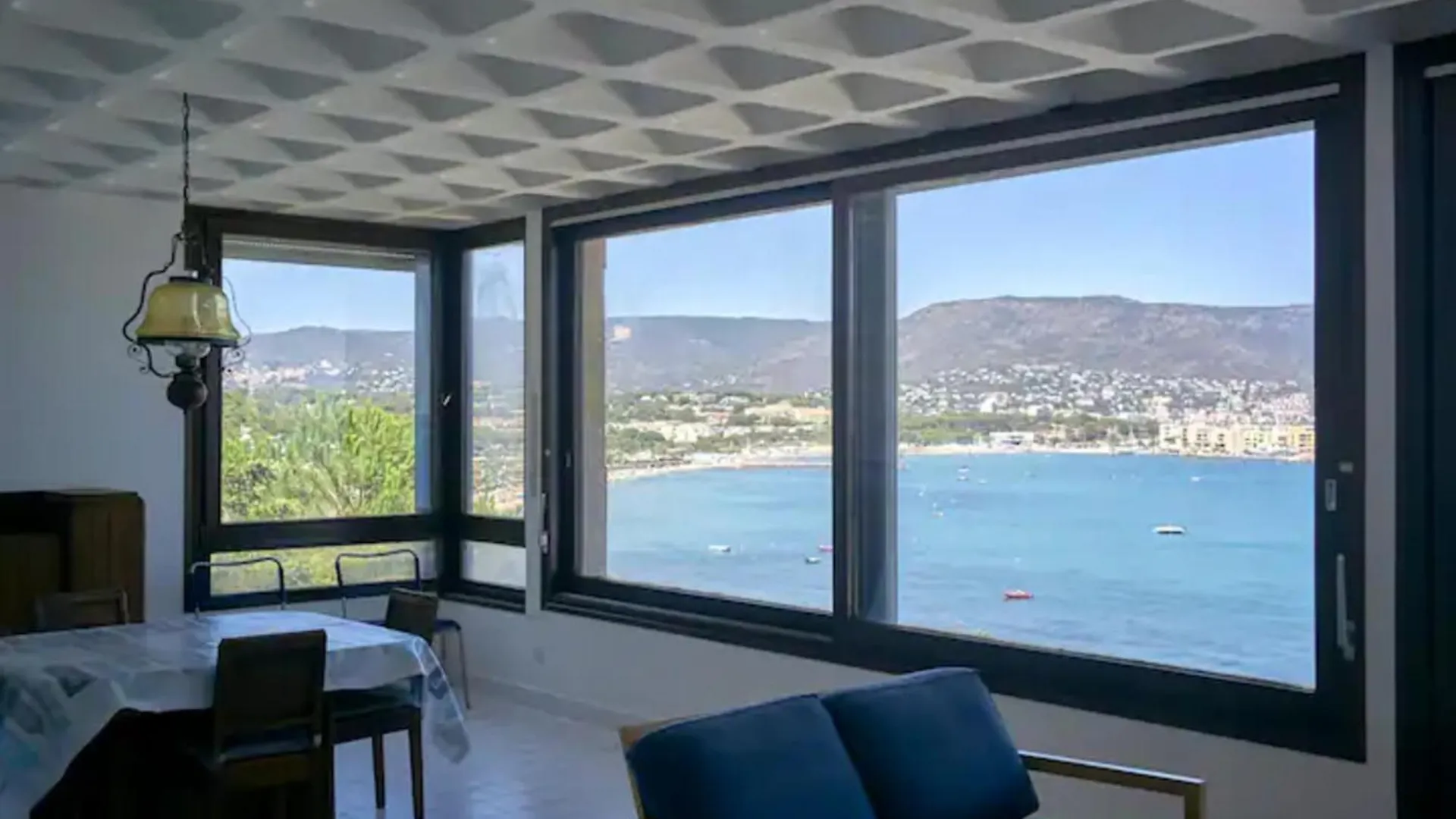 Апартаменты Appartement Acces Direct A La Mer Борм-ле-Мимоза